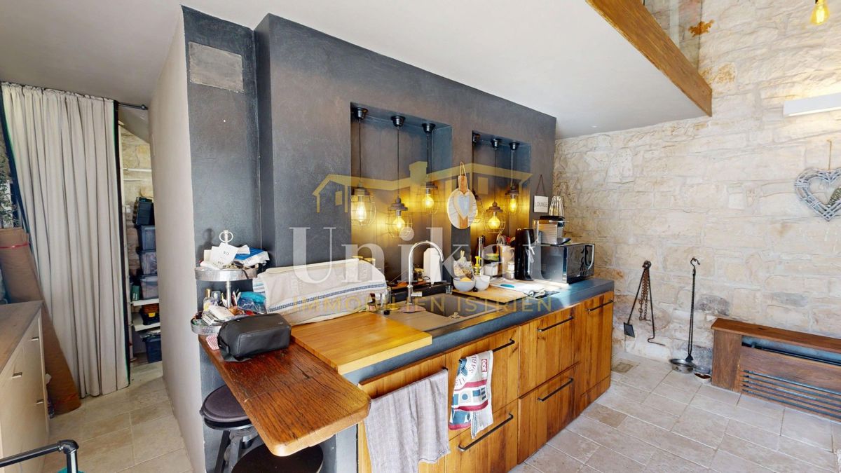 Čudovita posest z dvema kamnitima hišama in bazenom